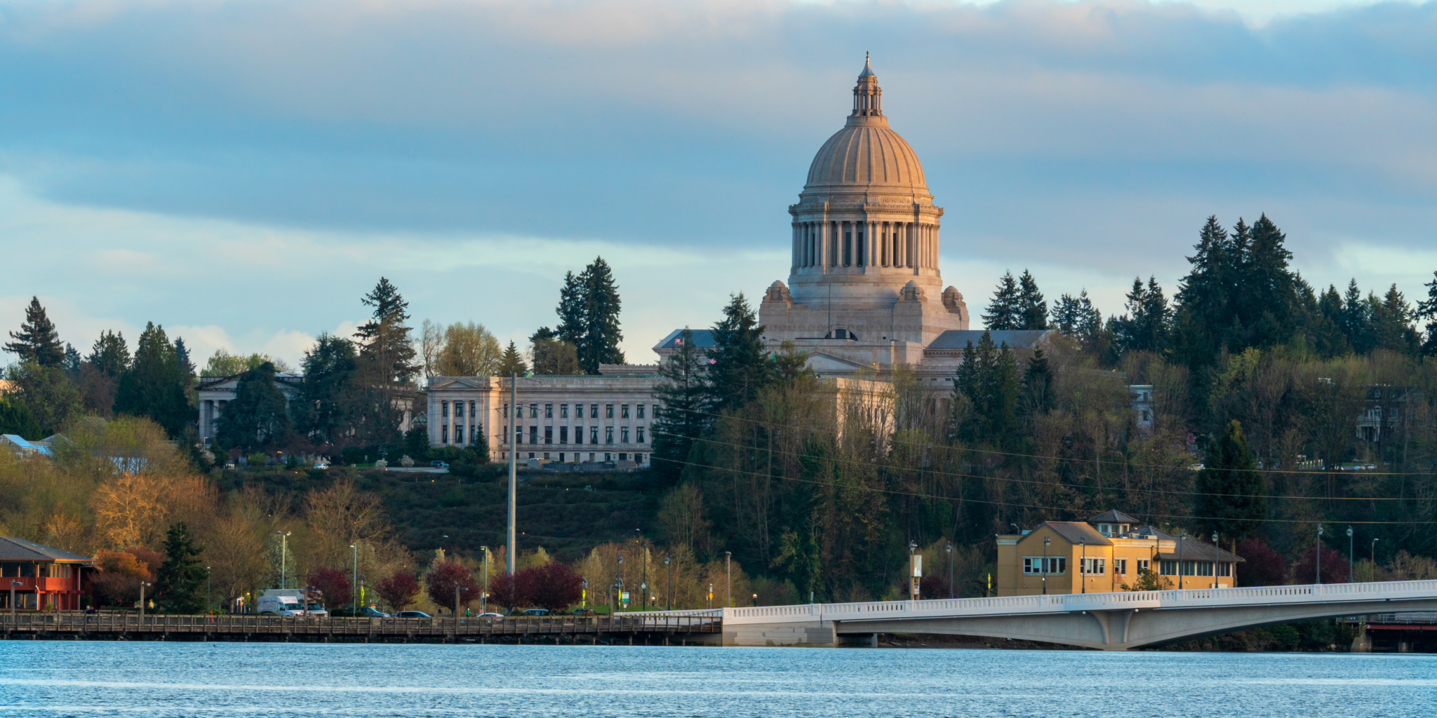 The Washington State capitol building during daytime in the background with Capitol Lake in front.